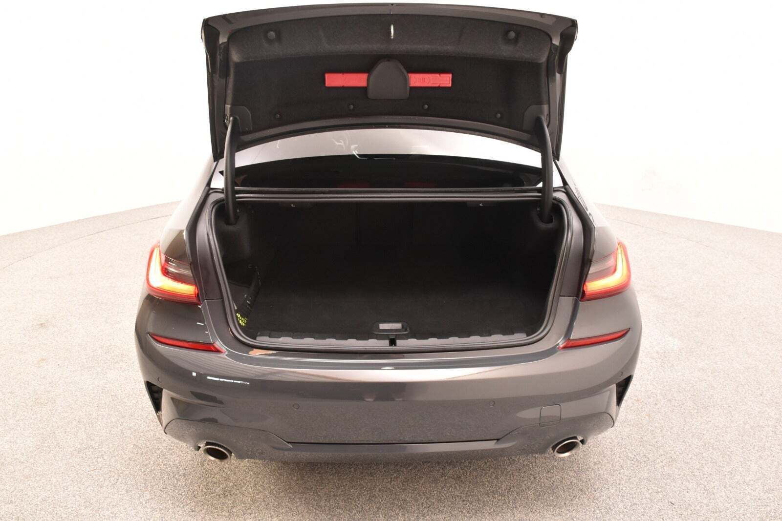 Sort BMW 330e fra 2019