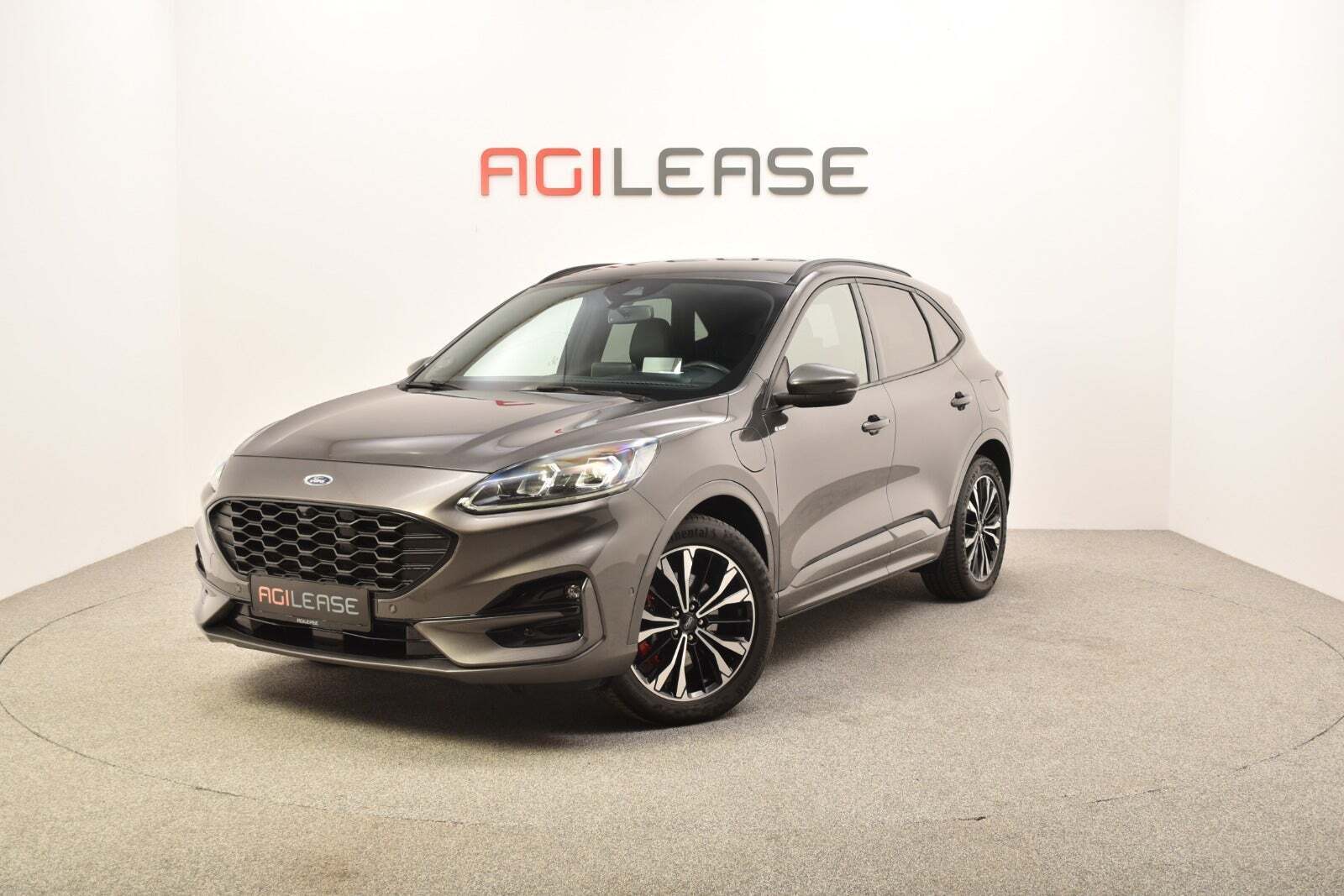 Grå Ford Kuga fra 2020 set udefra