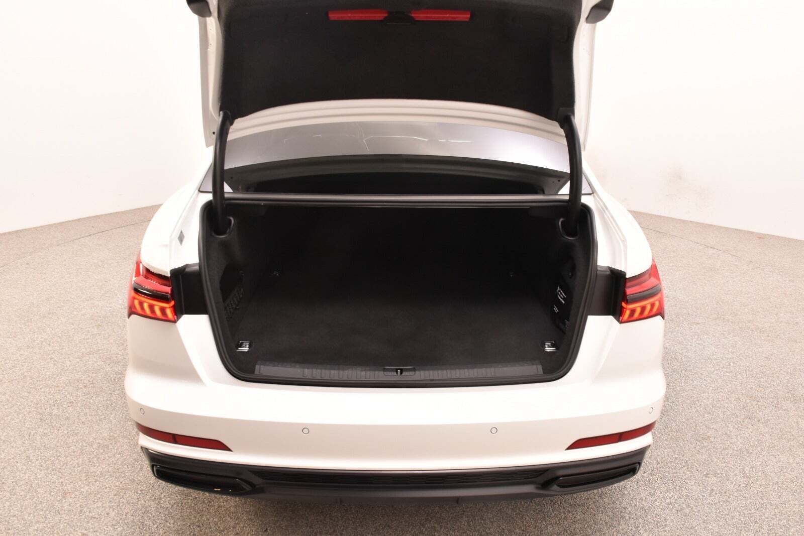 Hvid Audi A6 fra 2020