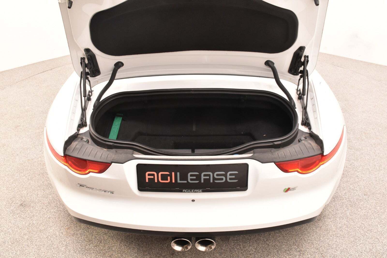 Hvid Jaguar F-Type fra 2015