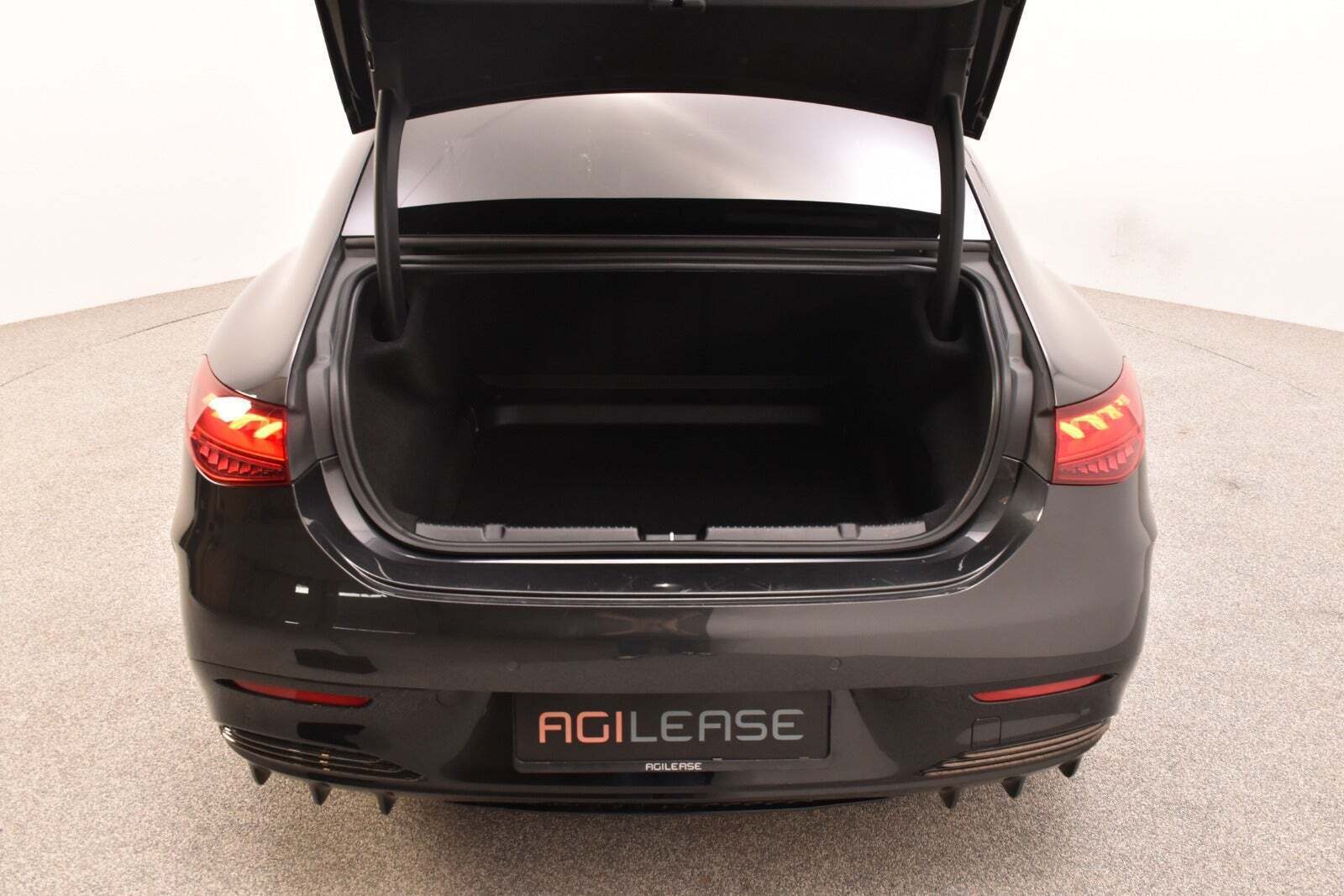 Grå Mercedes EQE43 fra 2022