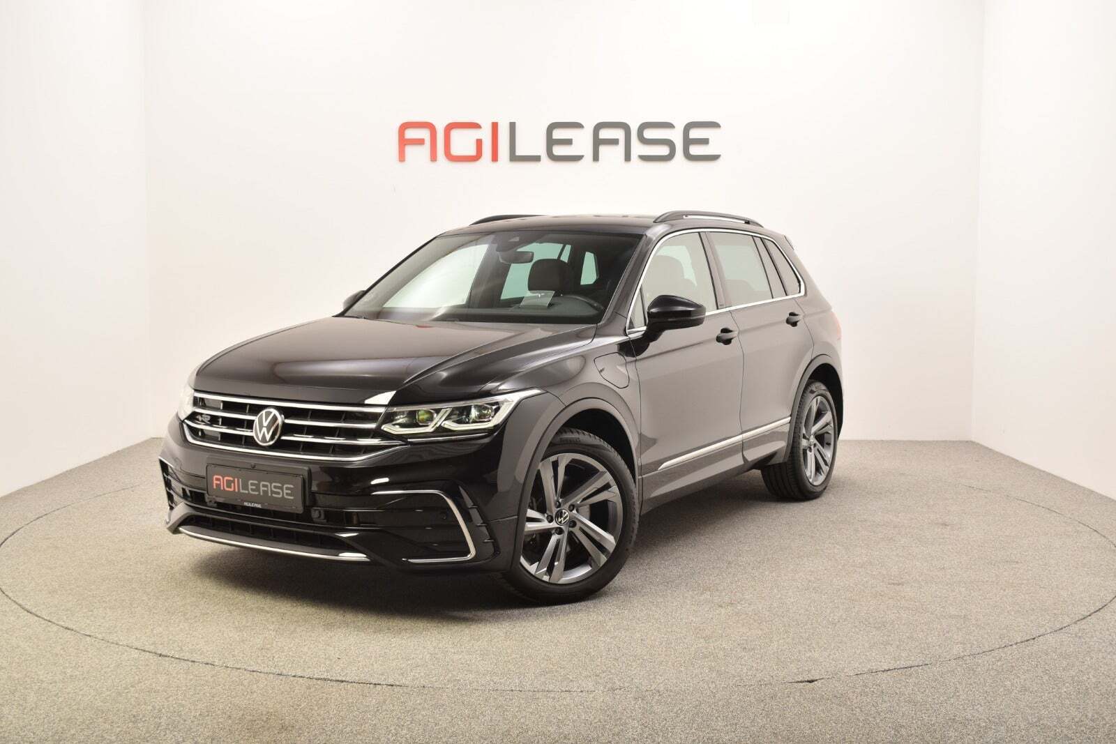 Sort VW Tiguan fra 2021 set udefra