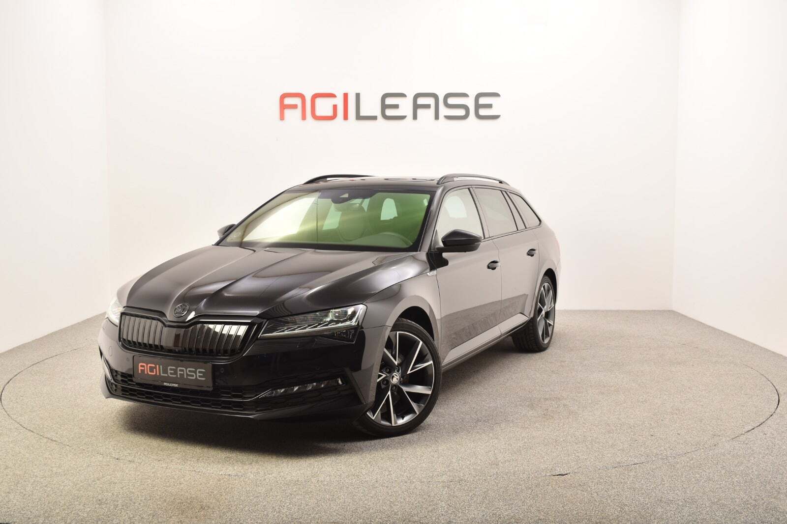 Sort Skoda Superb fra 2020 set udefra