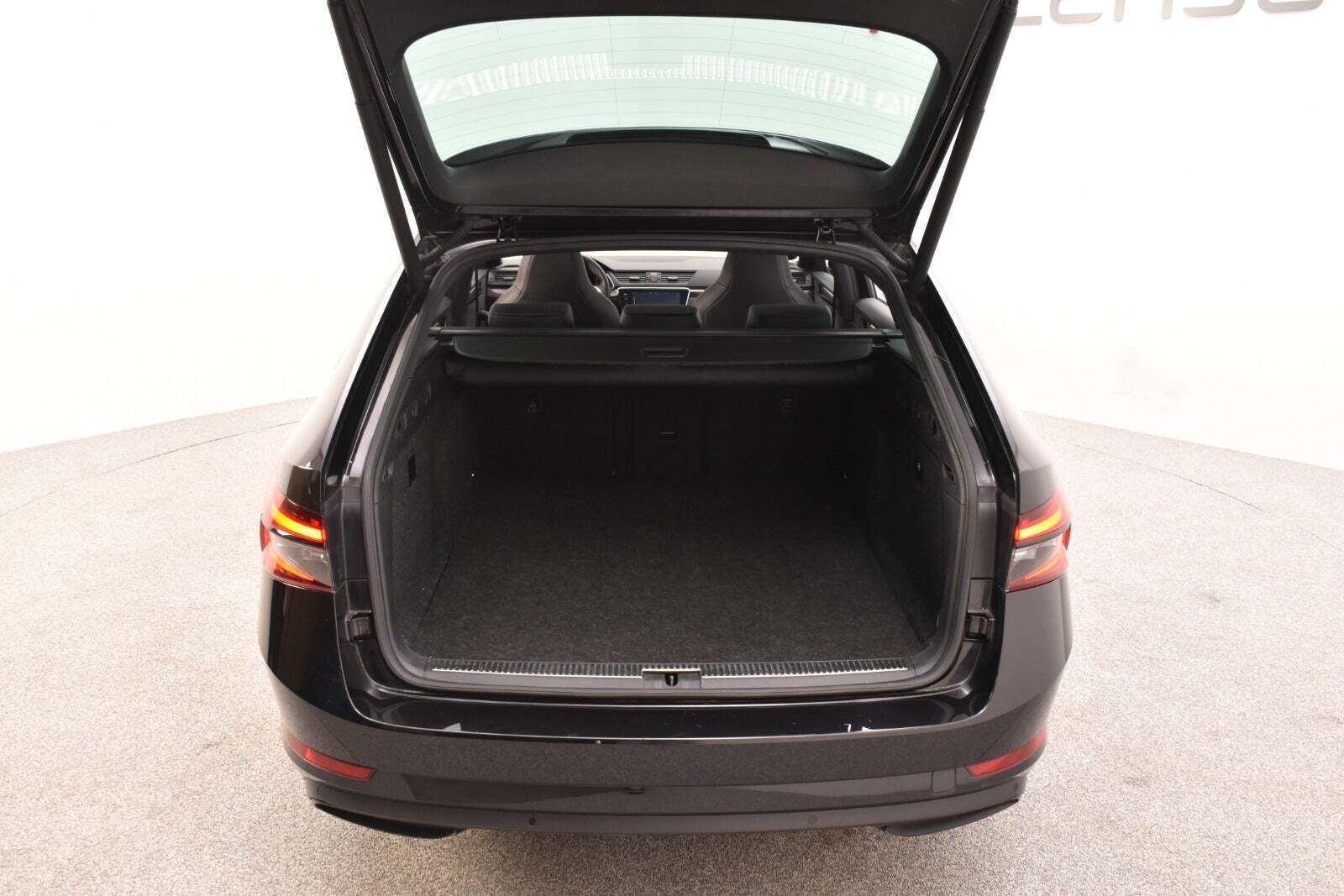 Sort Skoda Superb fra 2020