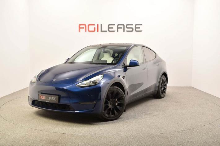 Blå Tesla Model Y fra 2024 set udefra