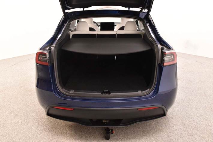 Blå Tesla Model Y fra 2024