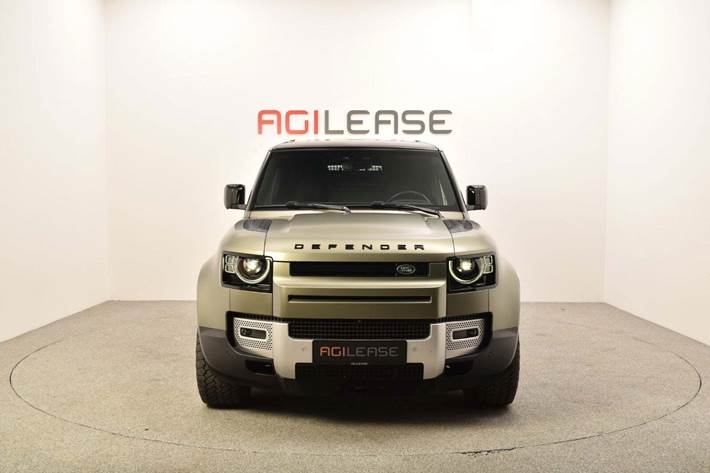 Grøn Land Rover Defender 110 fra 2023 set udefra