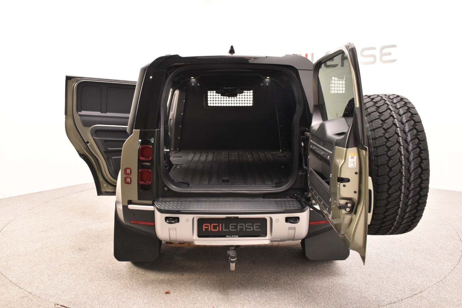 Grøn Land Rover Defender 110 fra 2023