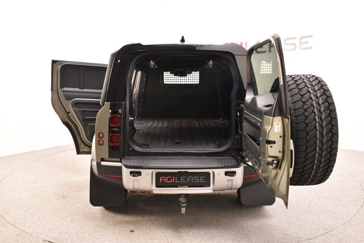 Grøn Land Rover Defender 110 fra 2023 set udefra