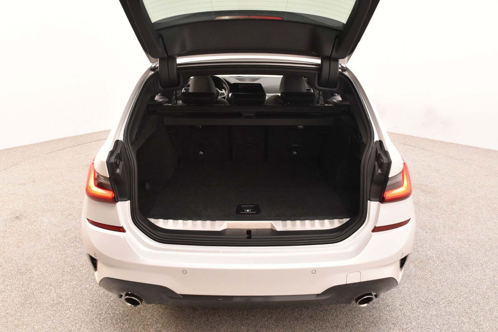 Hvid BMW 330e fra 2021