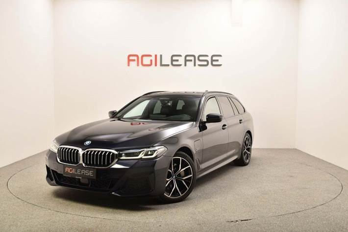 Sort BMW 530e fra 2022 set udefra