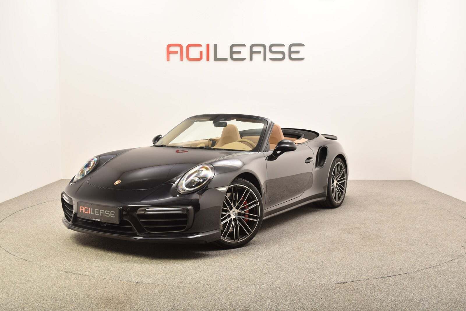 Sort Porsche 911 Turbo fra 2016 set udefra