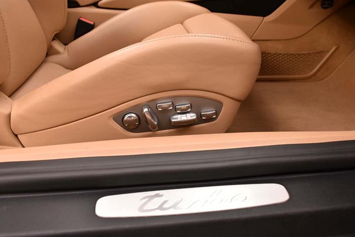 Sort Porsche 911 Turbo fra 2016