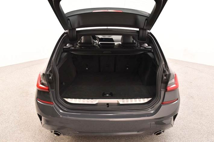 Grå BMW 330e fra 2021