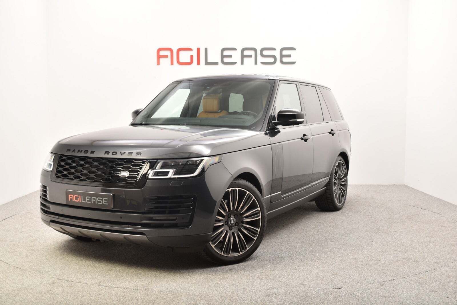 Grå Land Rover Range Rover fra 2018 set udefra