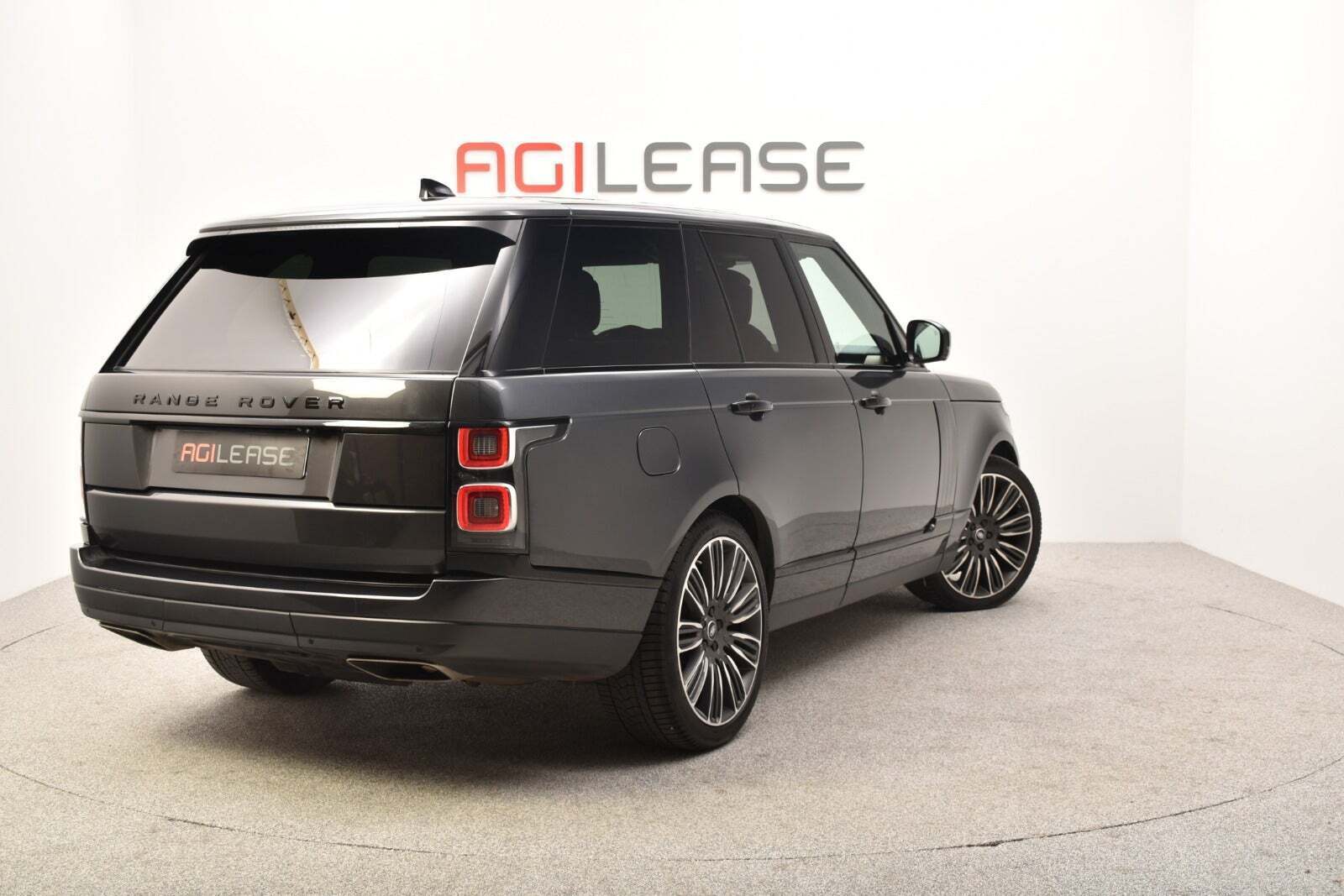 Grå Land Rover Range Rover fra 2018