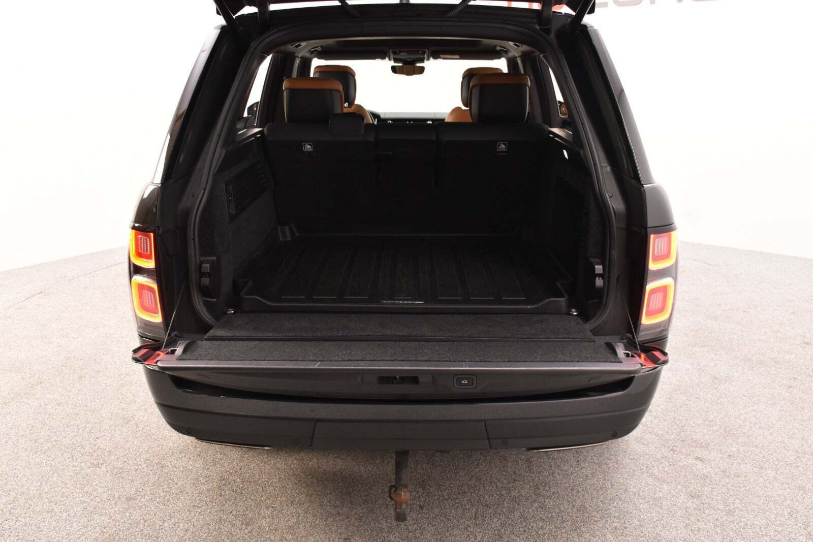 Grå Land Rover Range Rover fra 2018