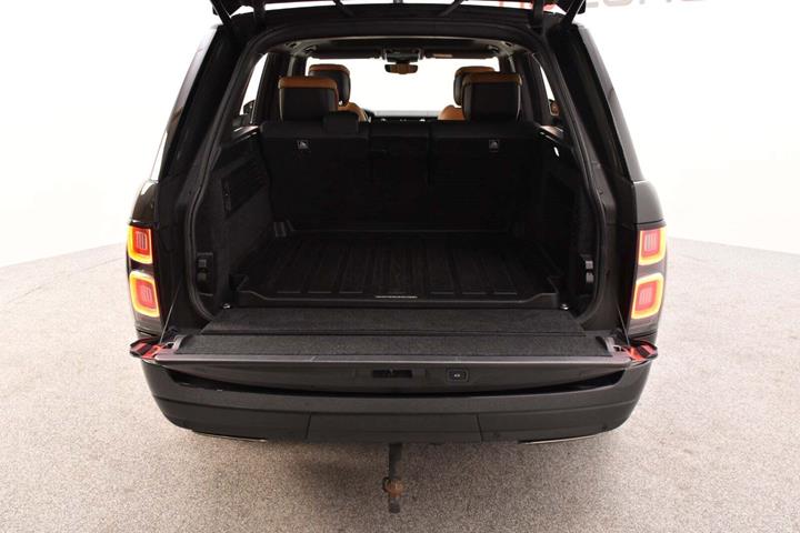 Grå Land Rover Range Rover fra 2018