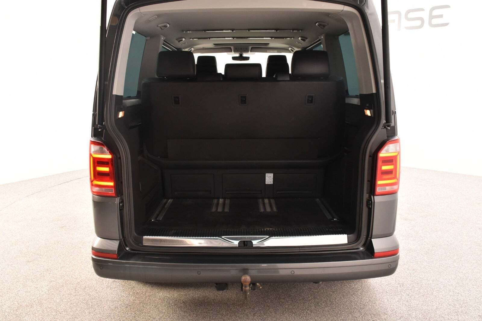 Grå VW Multivan fra 2016 set udefra