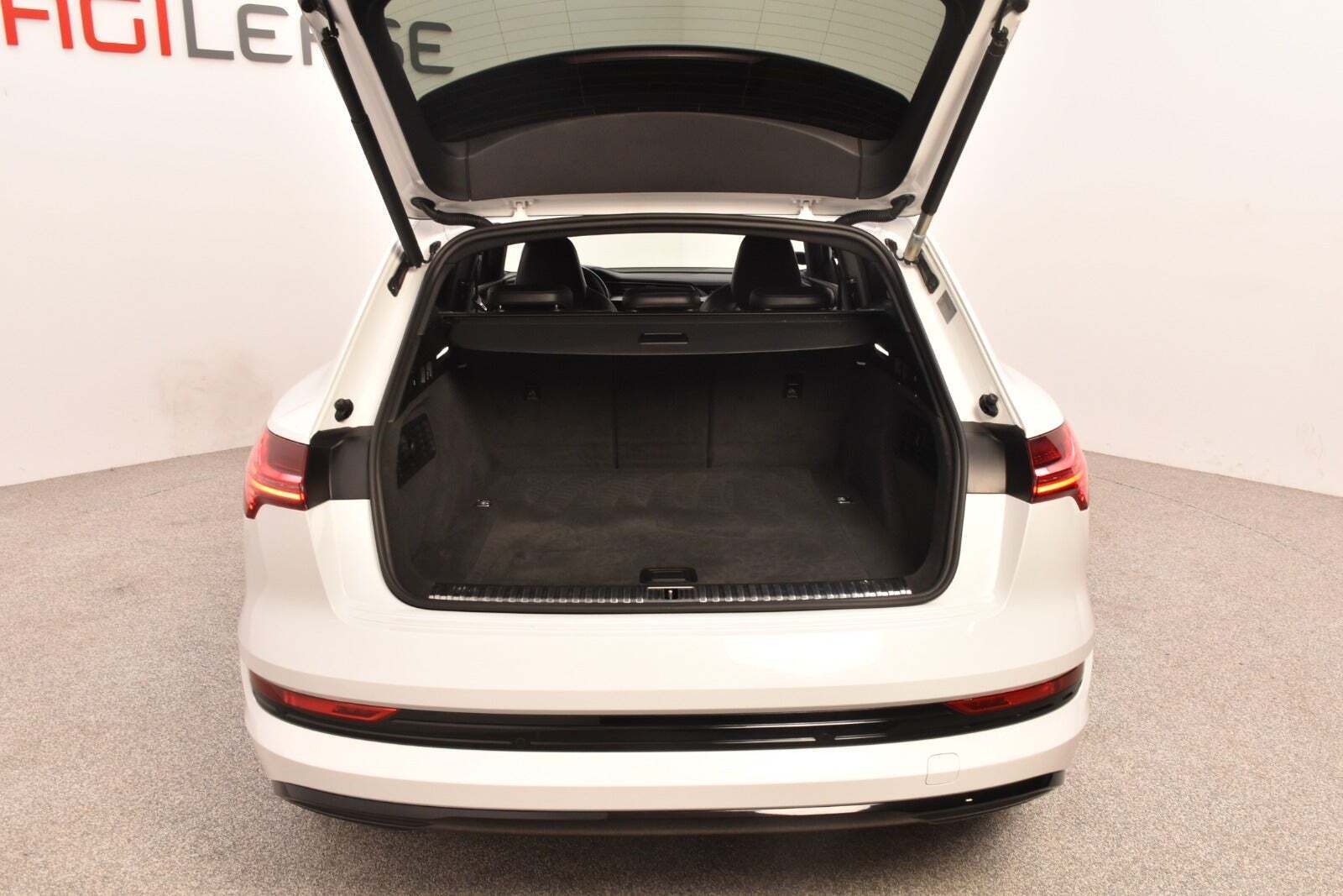 Hvid Audi e-tron fra 2020