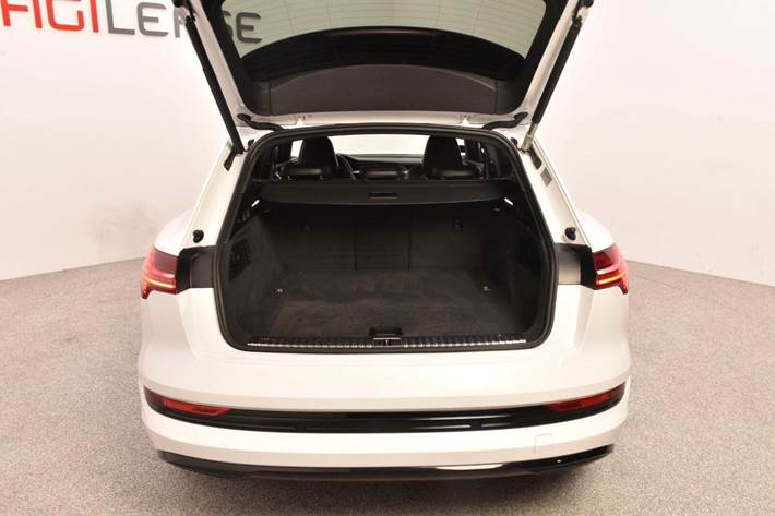 Hvid Audi e-tron fra 2020