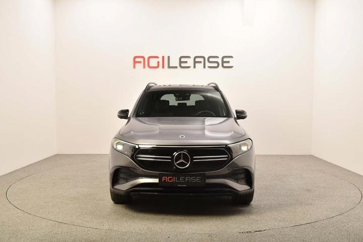 Grå Mercedes EQB350 fra 2022 set udefra