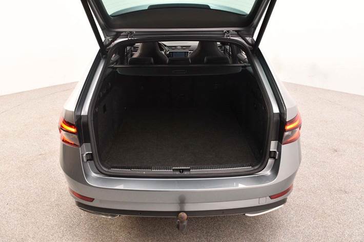 Grå Skoda Superb fra 2020