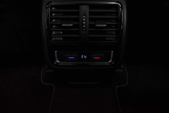 Grå VW Passat fra 2019