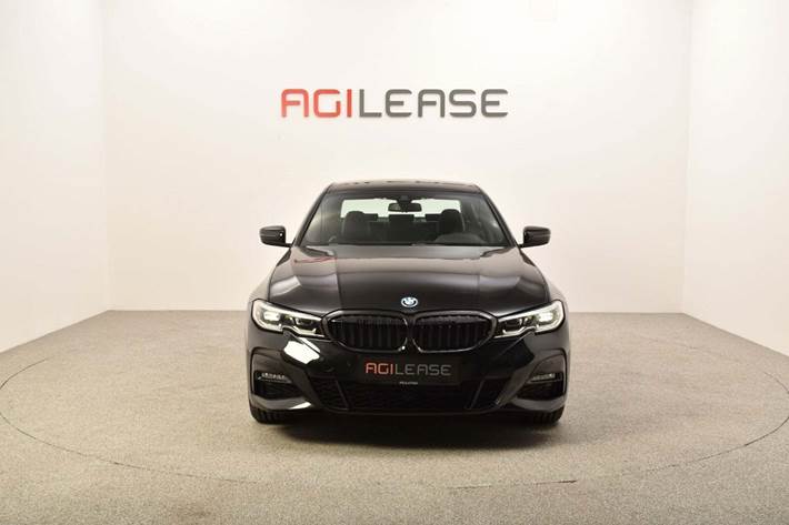 Sort BMW 330e fra 2022