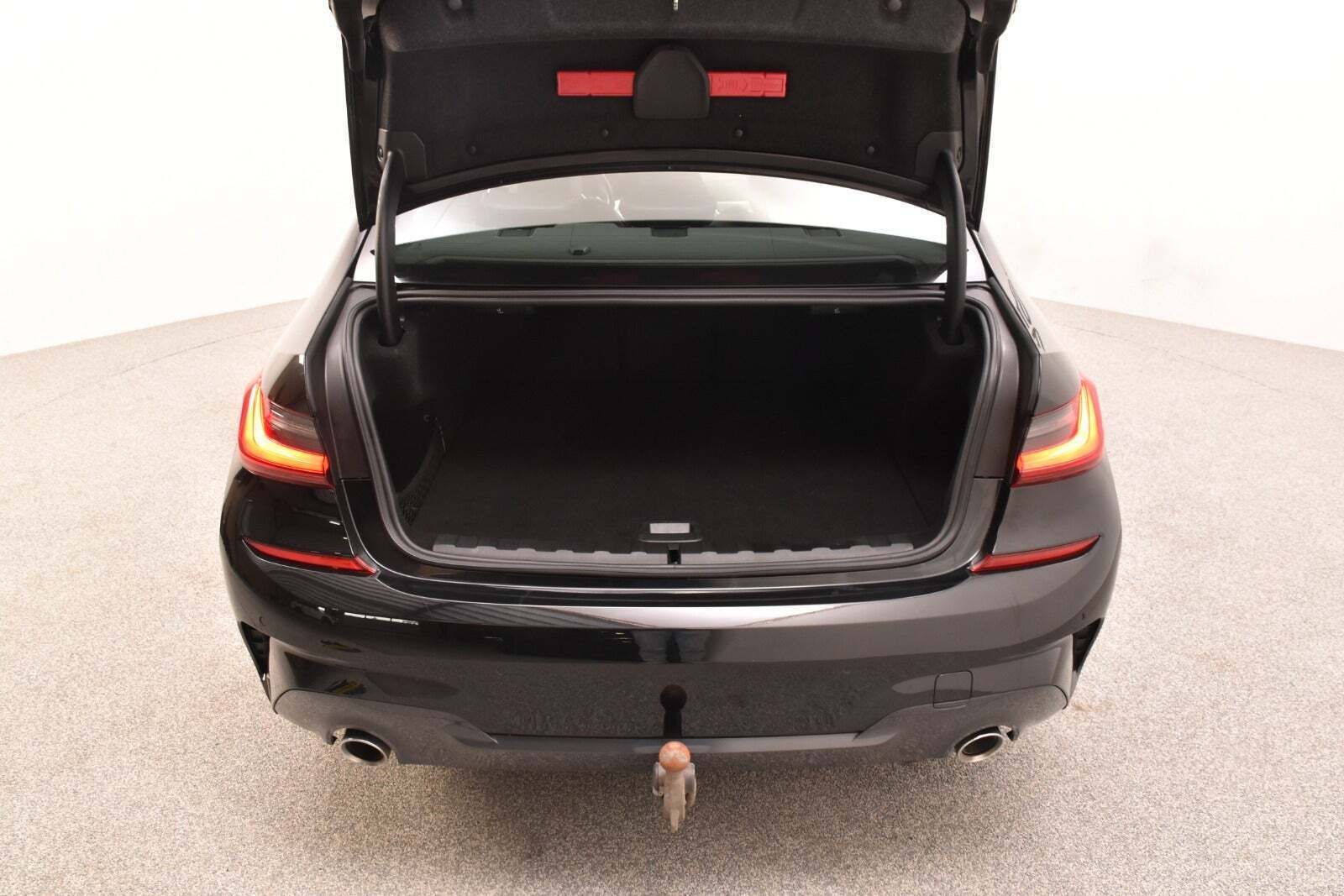 Sort BMW 330e fra 2022