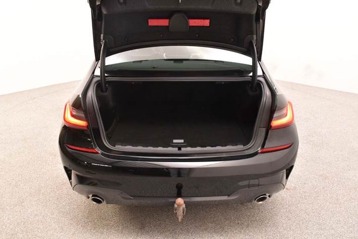 Sort BMW 330e fra 2022