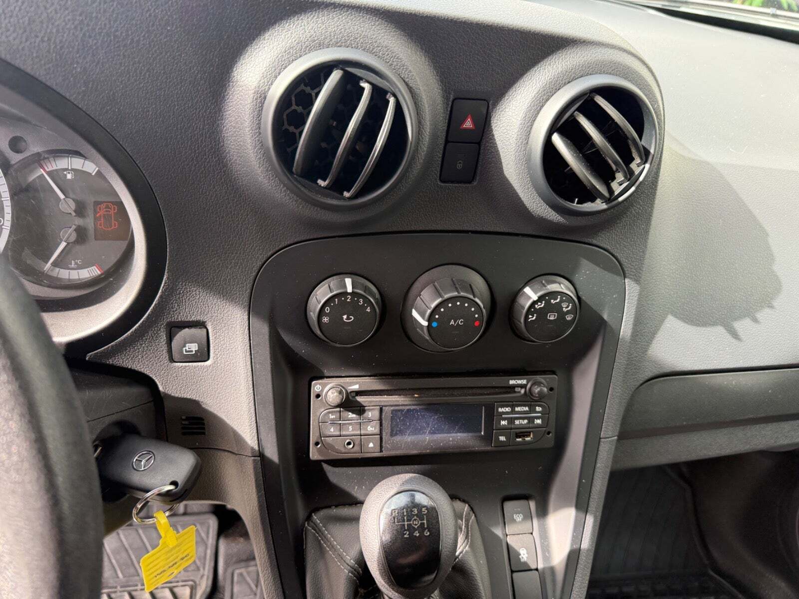 Hvid Mercedes Citan 109 fra 2021 set indefra