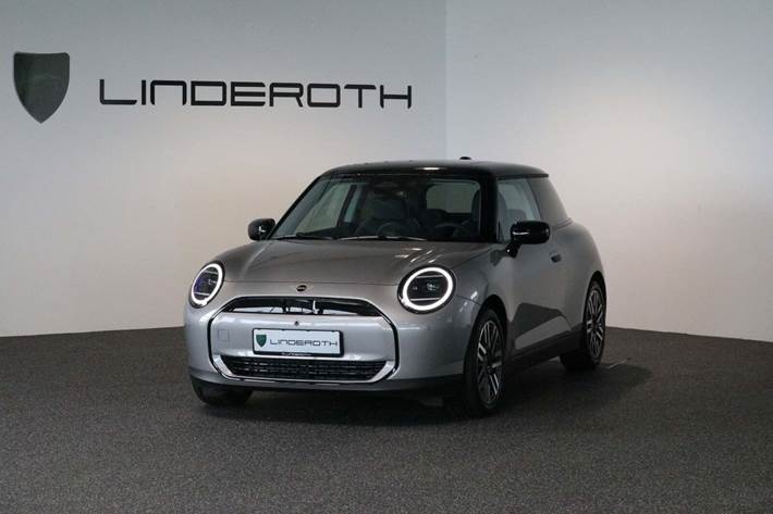 Sølv Mini Cooper E fra 2024 set udefra