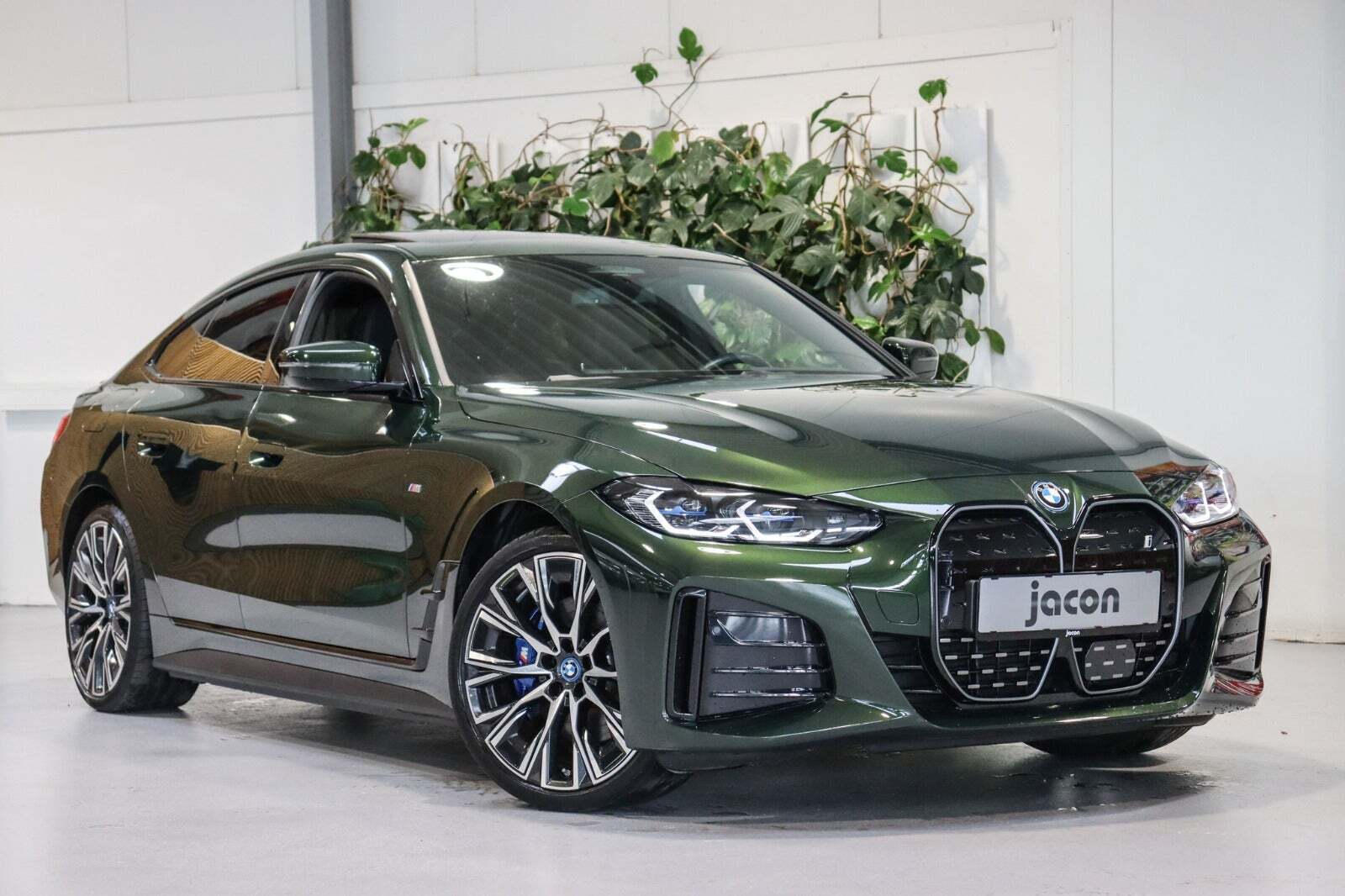 Grøn BMW i4 fra 2022 set udefra