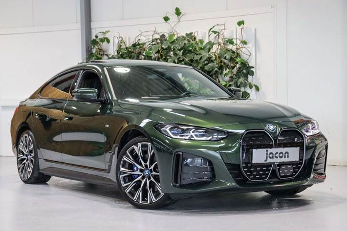 Grøn BMW i4 fra 2022 set udefra