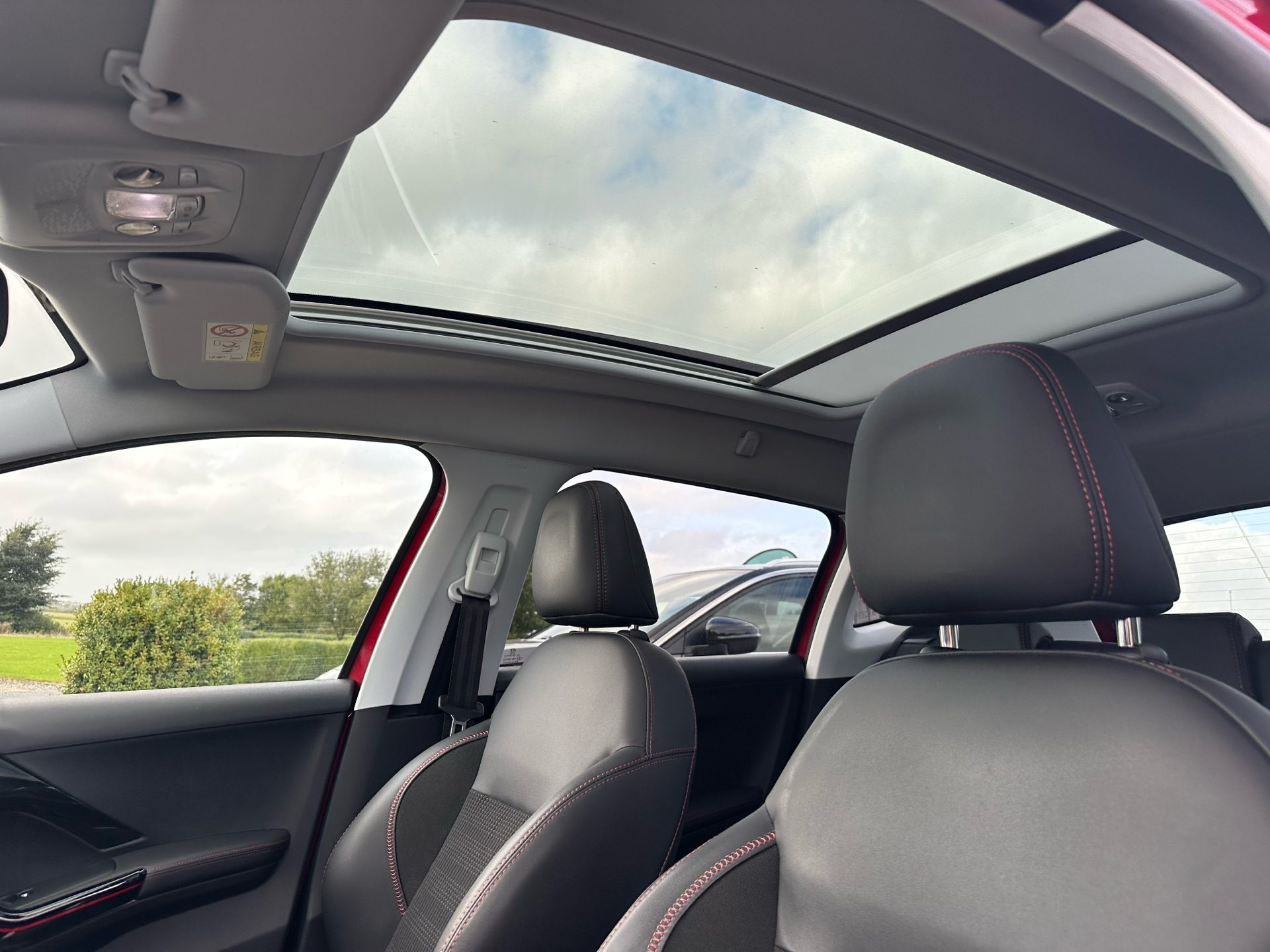 Rød Peugeot 2008 fra 2019