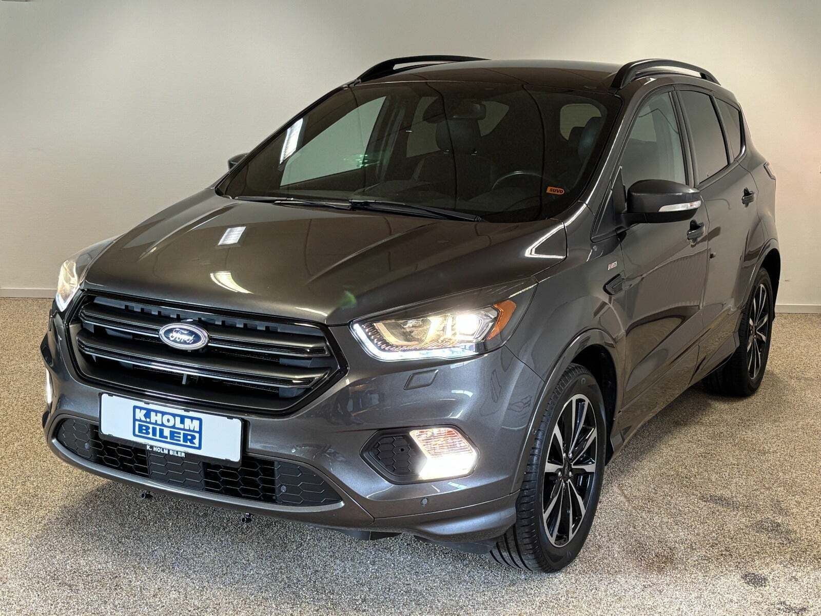 Grå Ford Kuga fra 2017 set udefra