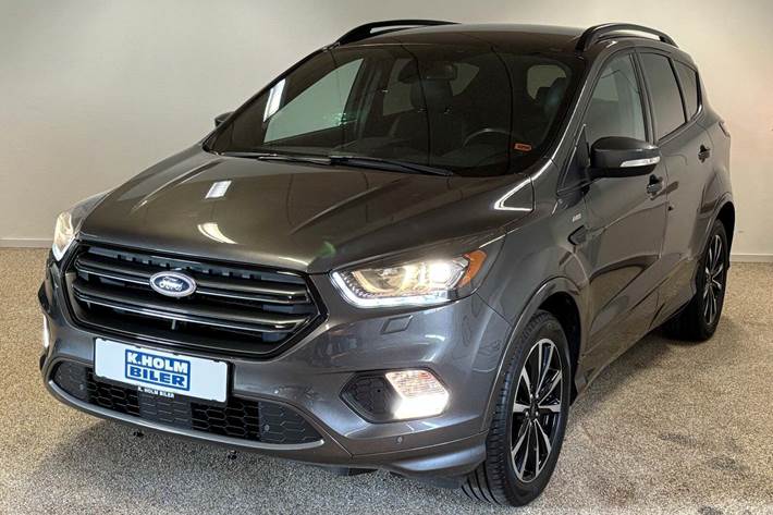 Grå Ford Kuga fra 2017 set udefra