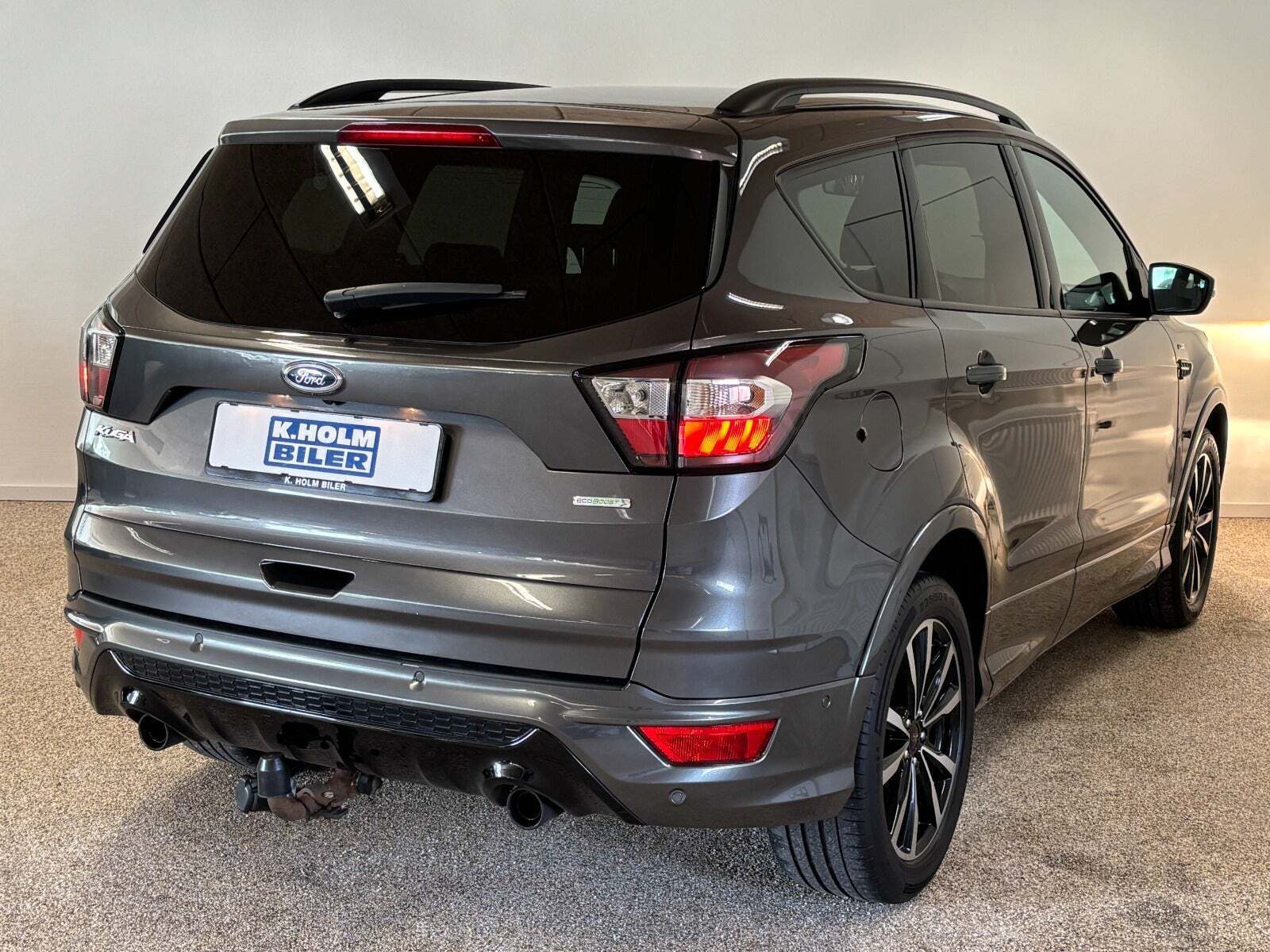 Grå Ford Kuga fra 2017