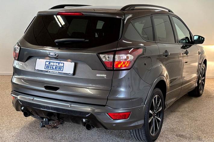 Grå Ford Kuga fra 2017