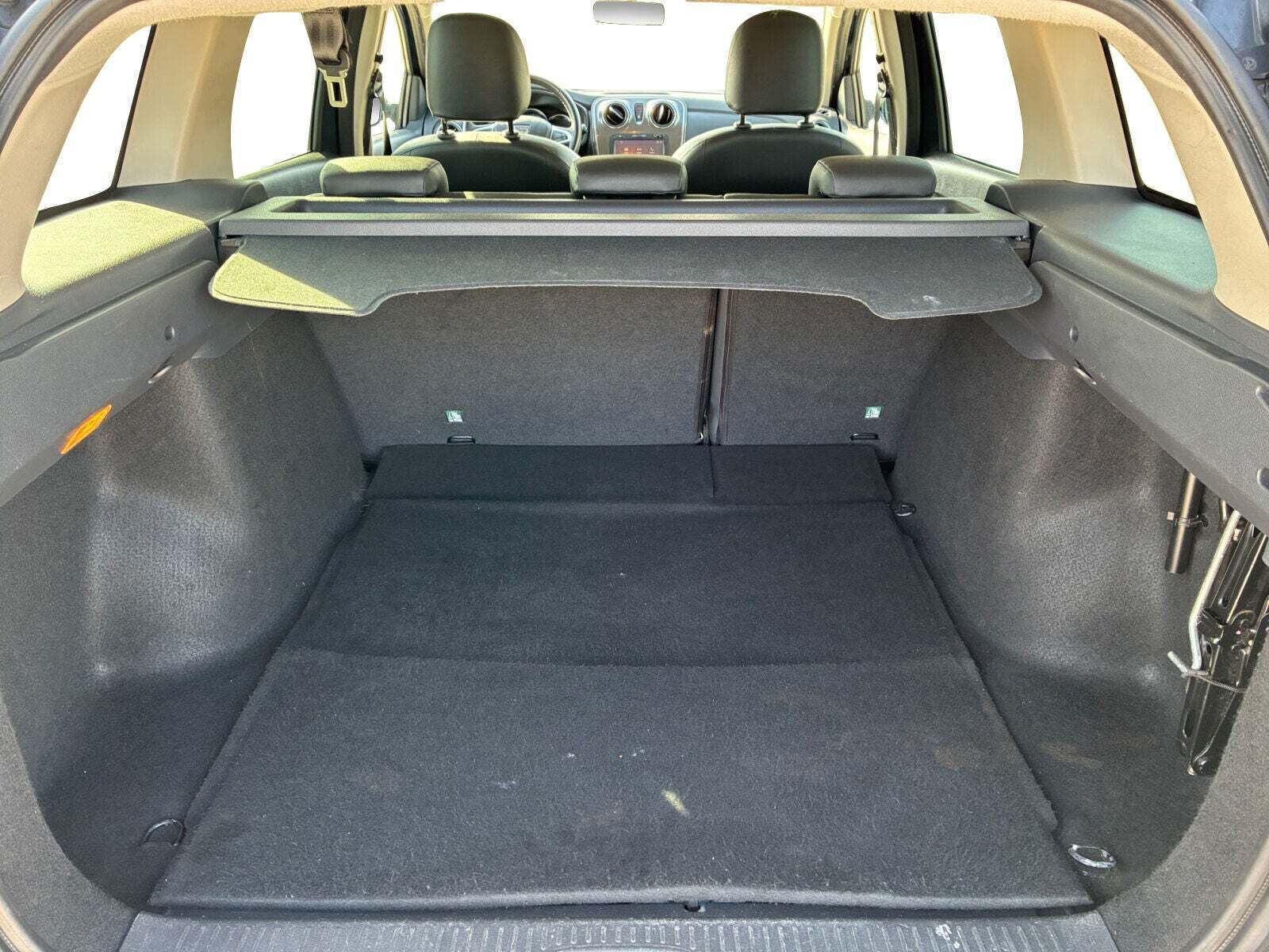 Grå Dacia Logan fra 2017