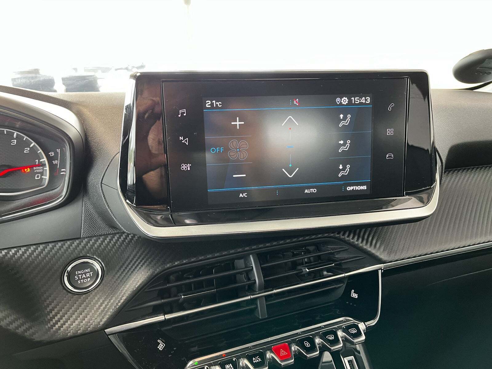 Sort Peugeot 208 fra 2023