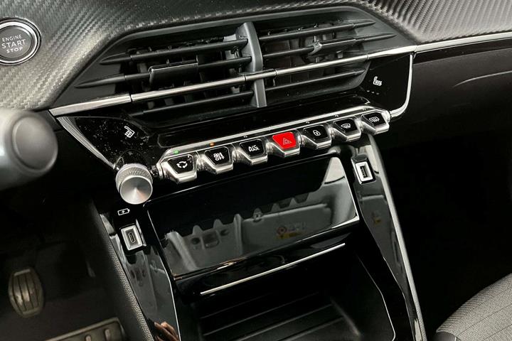 Sort Peugeot 208 fra 2023