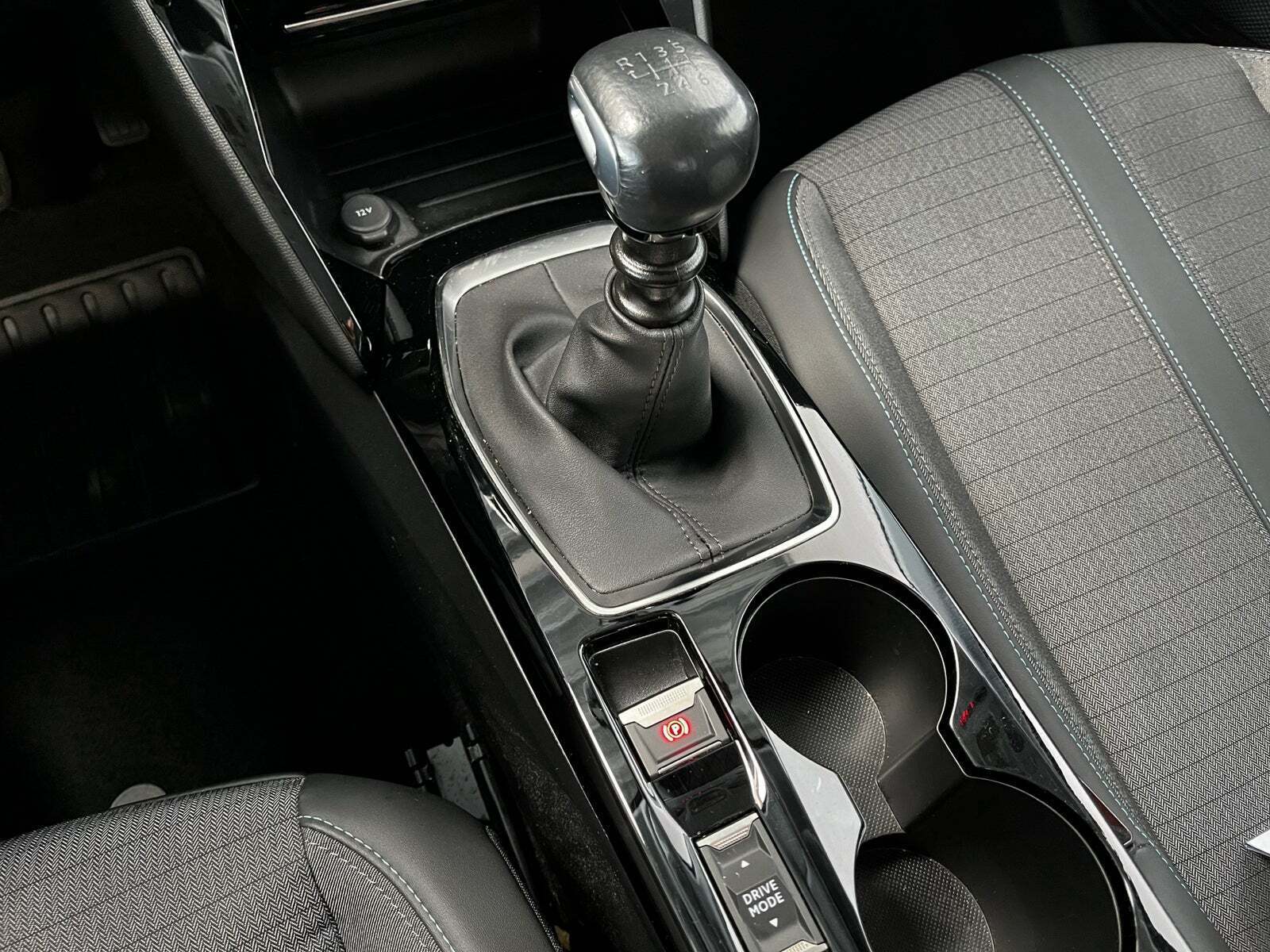 Sort Peugeot 208 fra 2023