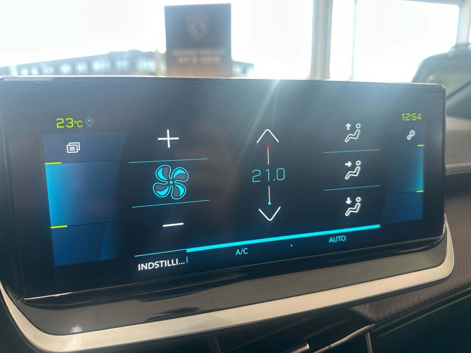 Gul Peugeot e-208 fra 2022