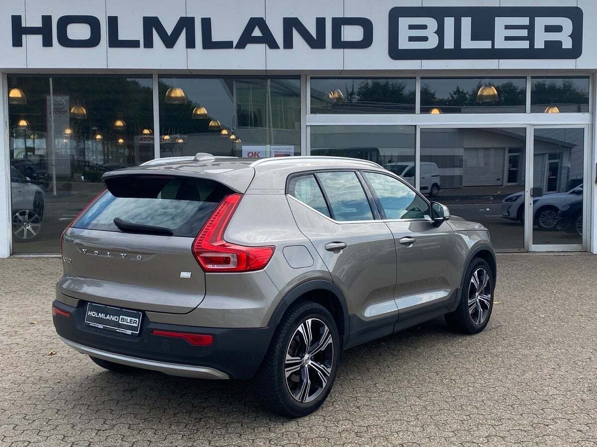 Beige Volvo XC40 fra 2022