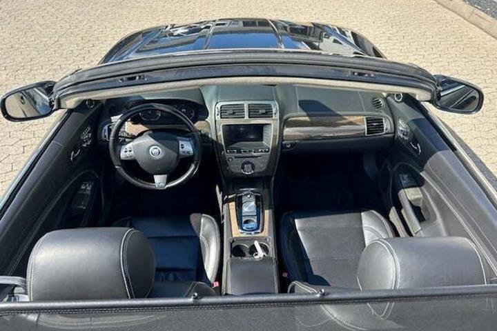 Sort Jaguar XKR fra 2009
