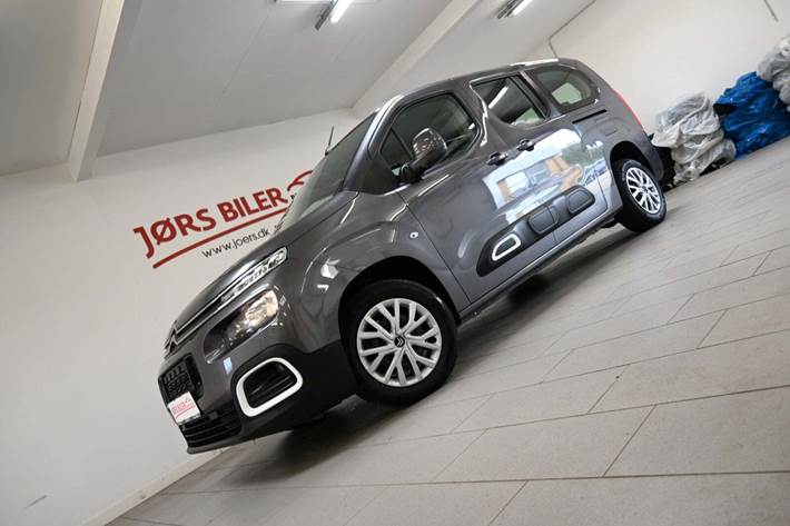 Grå Citroën Berlingo fra 2020 set udefra
