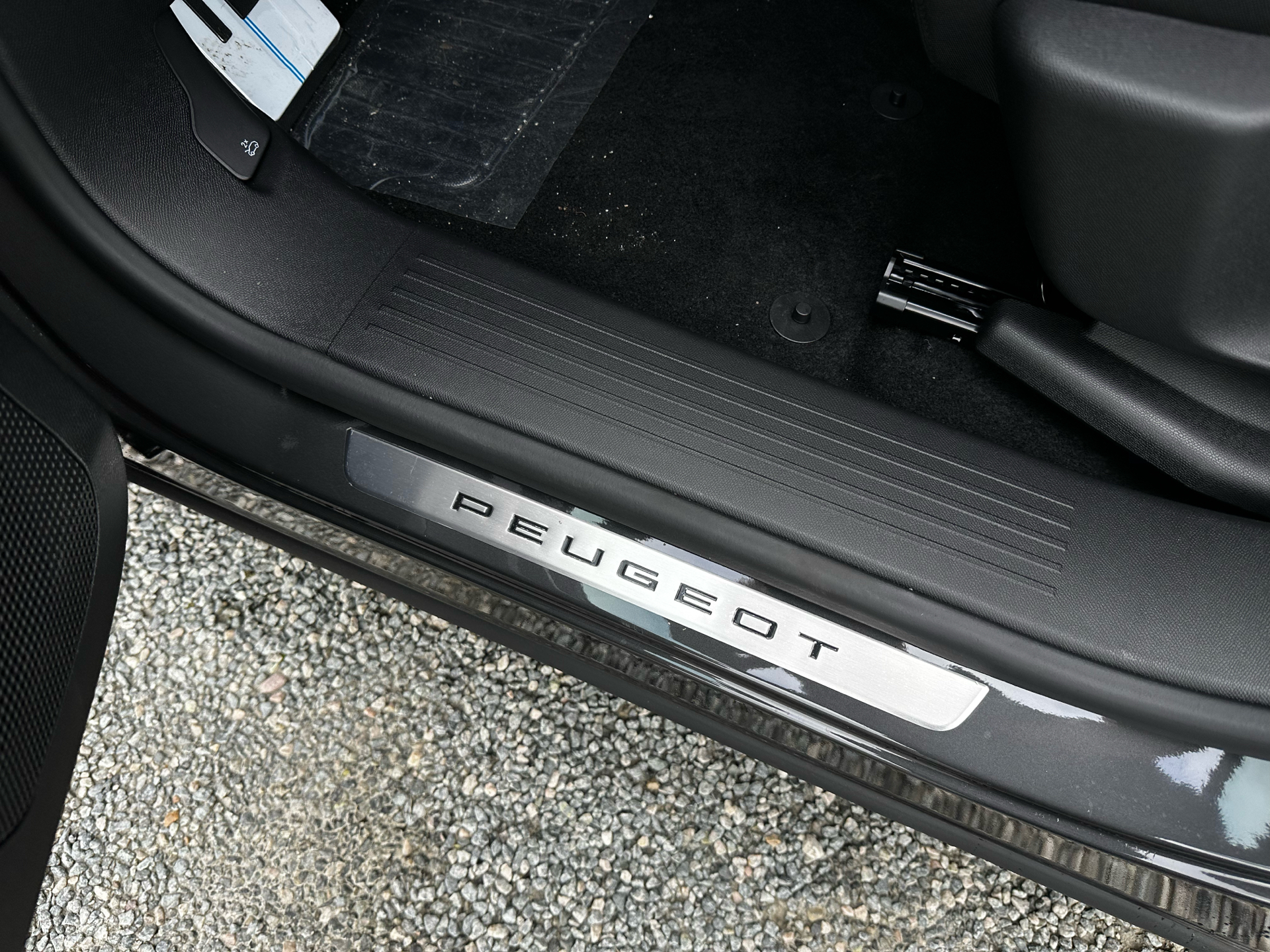 Grå Peugeot e-5008 fra 2026