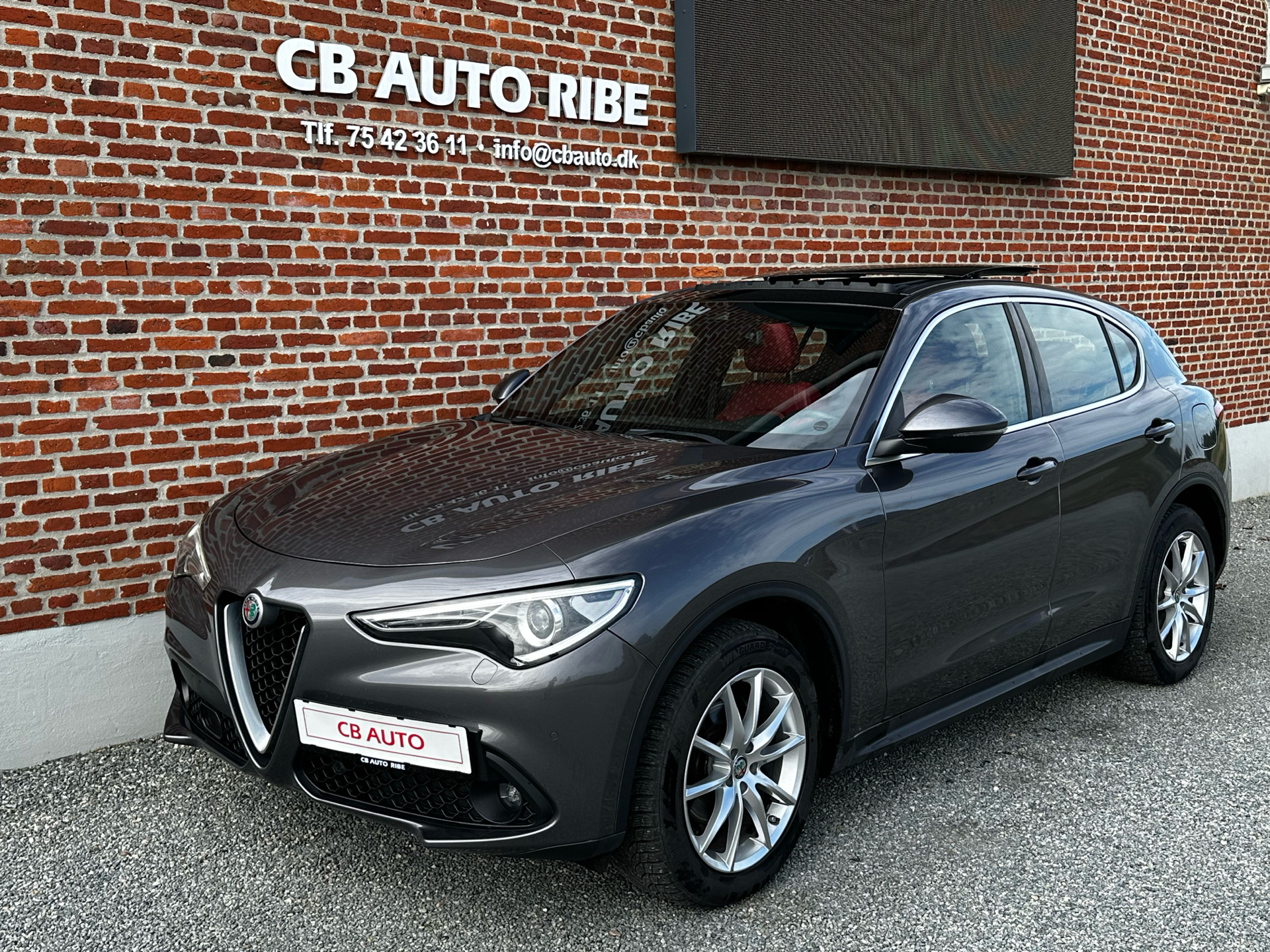 Grå Alfa Romeo Stelvio fra 2018 set udefra